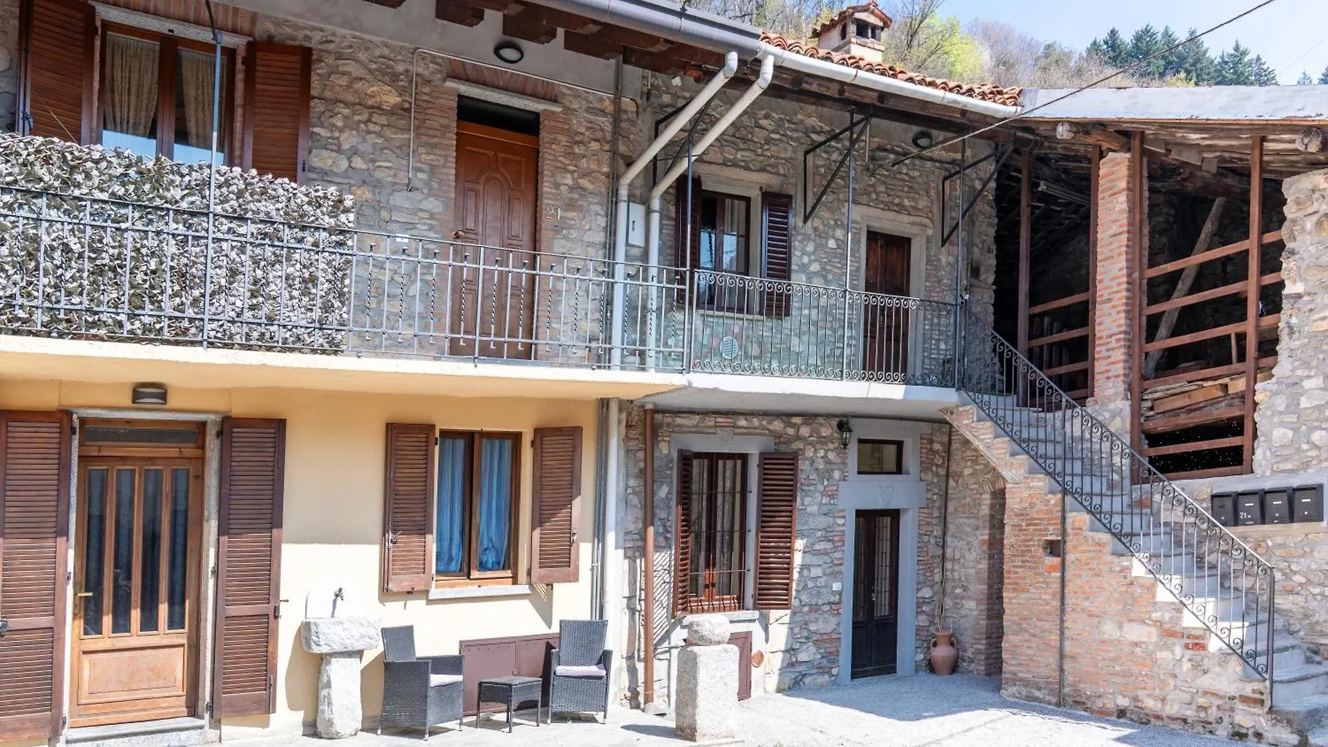 Bed & Breakfast B&B La Corte And Home Restaurant - Free Parking - 10 Minutes To The Lake And Centre Como