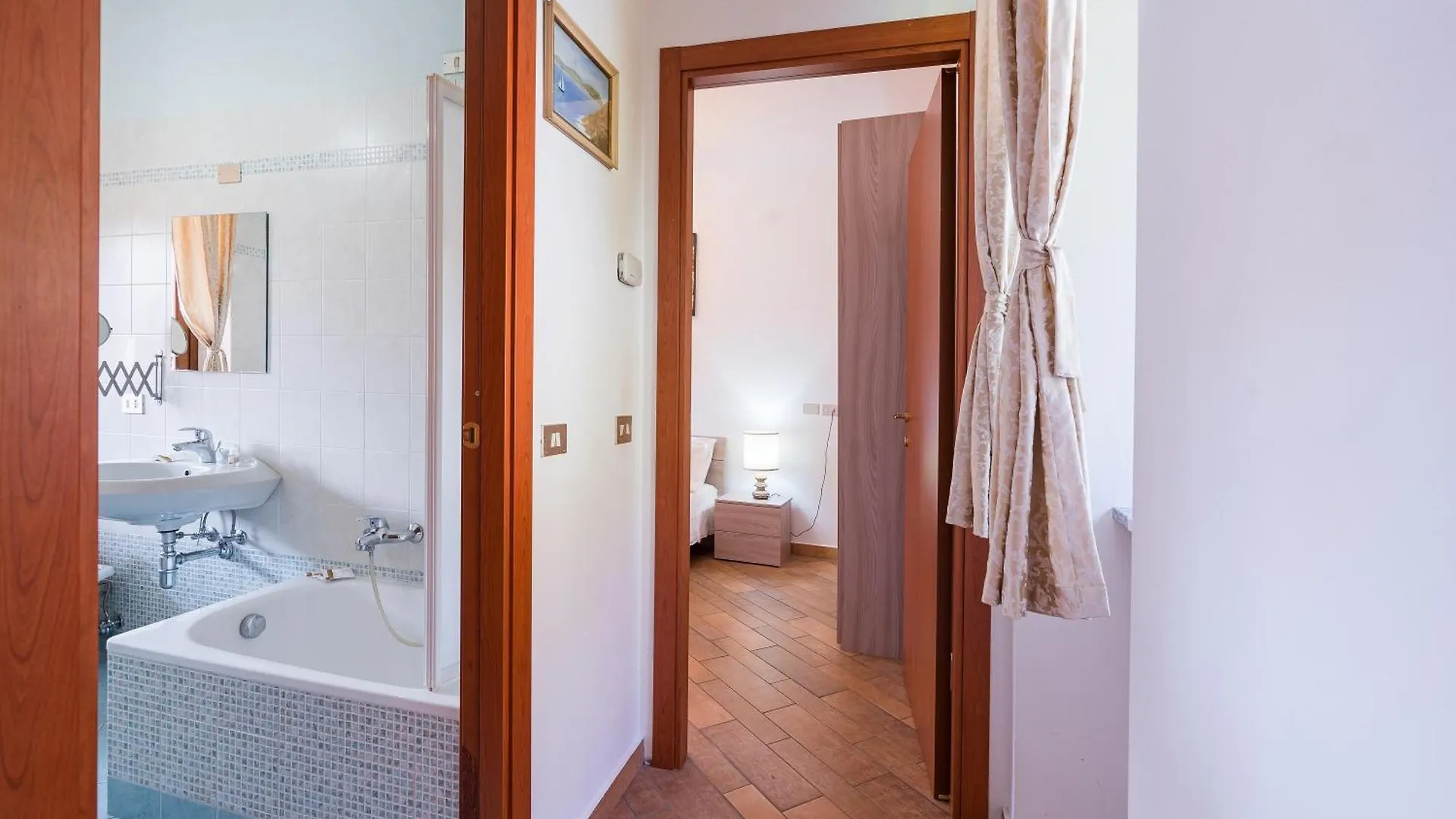 B&B La Corte And Home Restaurant - Free Parking - 10 Minutes To The Lake And Centre Como 0*, Tavernerio