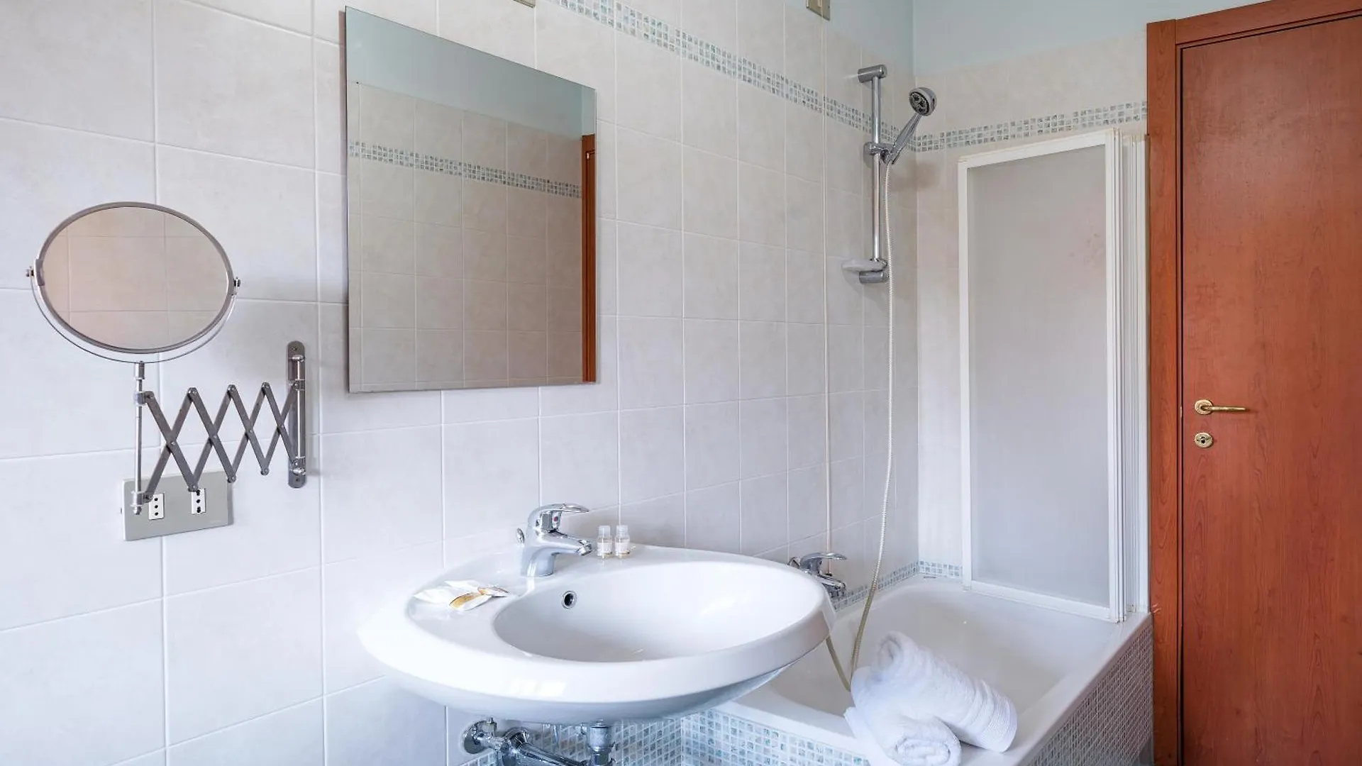 B&B La Corte And Home Restaurant - Free Parking - 10 Minutes To The Lake And Centre Tavernerio 意大利