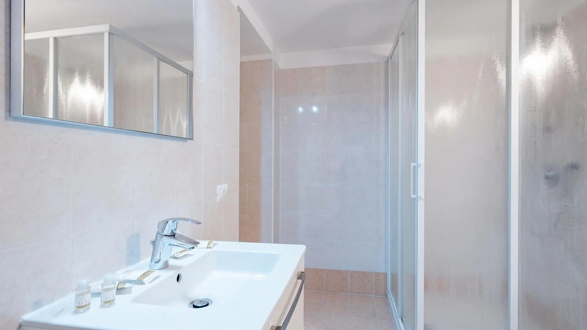 Bed & Breakfast B&B La Corte And Home Restaurant - Free Parking - 10 Minutes To The Lake And Centre Tavernerio