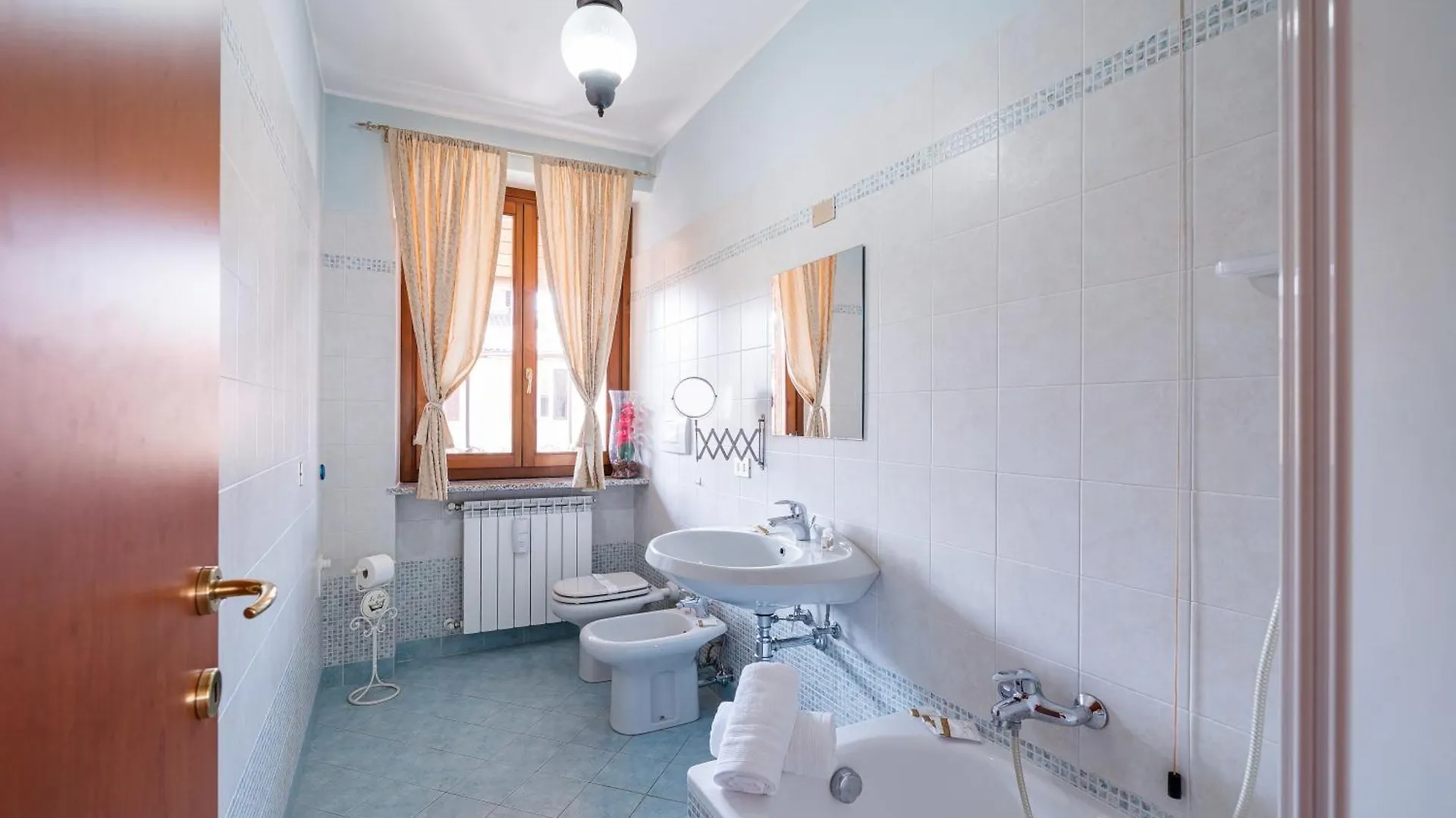 Bed & Breakfast B&B La Corte And Home Restaurant - Free Parking - 10 Minutes To The Lake And Centre Tavernerio Italië