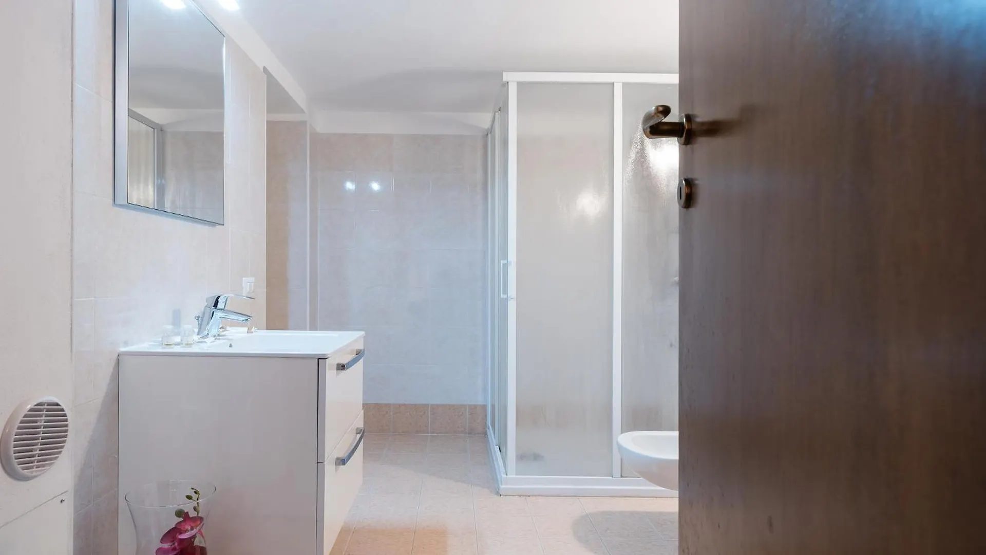 B&B La Corte And Home Restaurant - Free Parking - 10 Minutes To The Lake And Centre Tavernerio 0*,  Italië