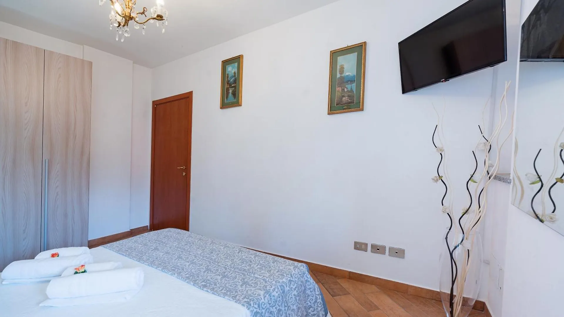 B&B La Corte And Home Restaurant - Free Parking - 10 Minutes To The Lake And Centre Tavernerio Bed & Breakfast